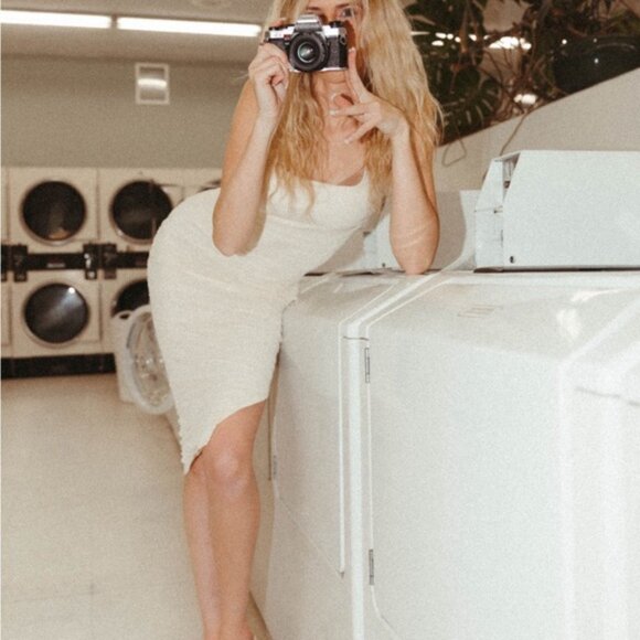 Crème midi dress with slit - Picture 2 of 7